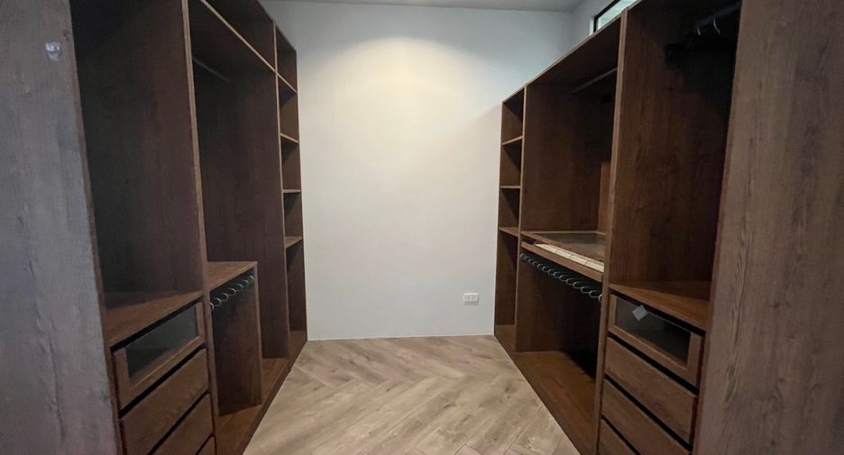 For rent 3 bedrooms townhouse in Watthana, Bangkok