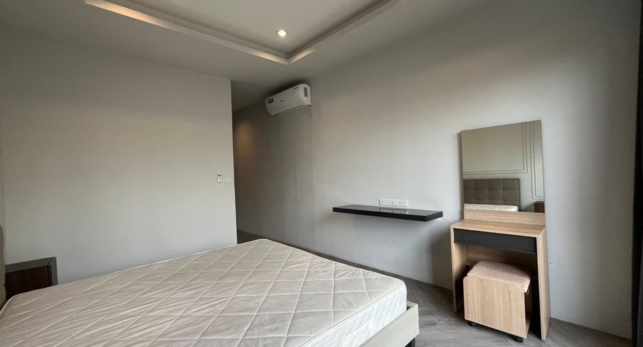 For rent 3 bedrooms townhouse in Watthana, Bangkok