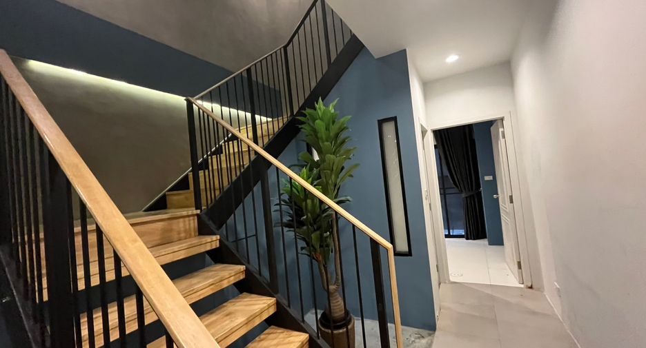 For rent 3 bedrooms townhouse in Watthana, Bangkok
