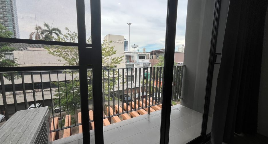 For rent 3 bedrooms townhouse in Watthana, Bangkok