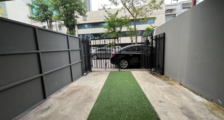 For rent 3 bedrooms townhouse in Watthana, Bangkok