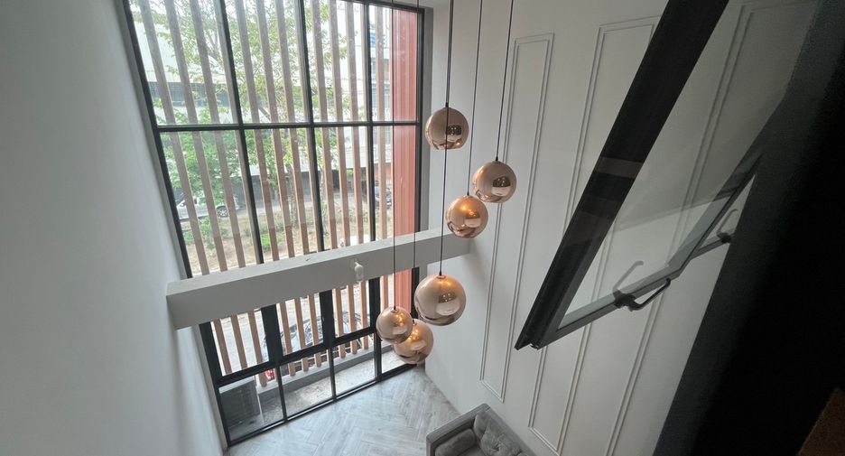 For rent 3 bedrooms townhouse in Watthana, Bangkok
