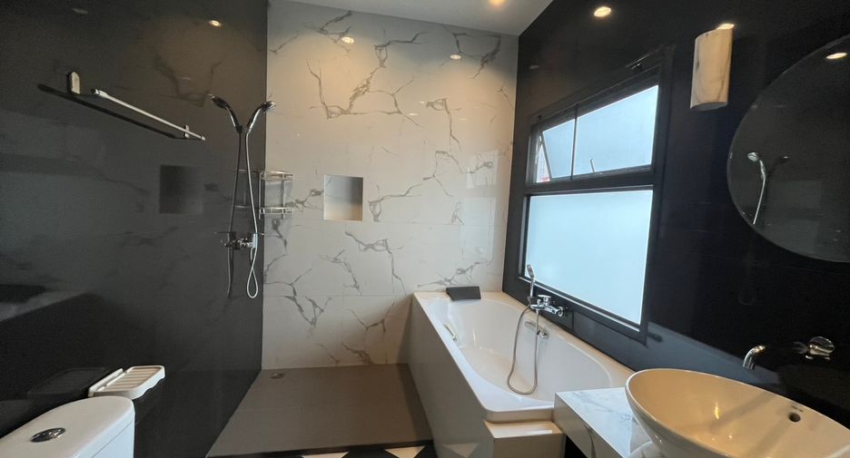 For rent 3 bedrooms townhouse in Watthana, Bangkok