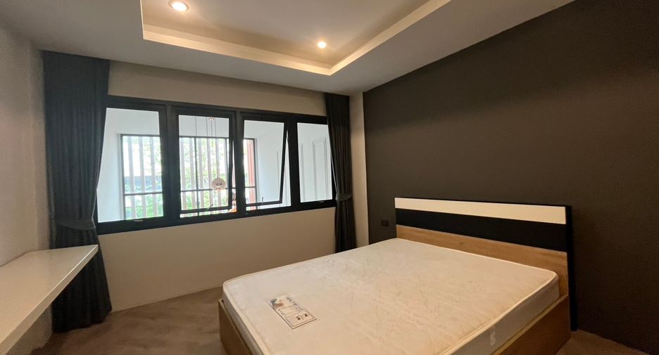 For rent 3 bedrooms townhouse in Watthana, Bangkok