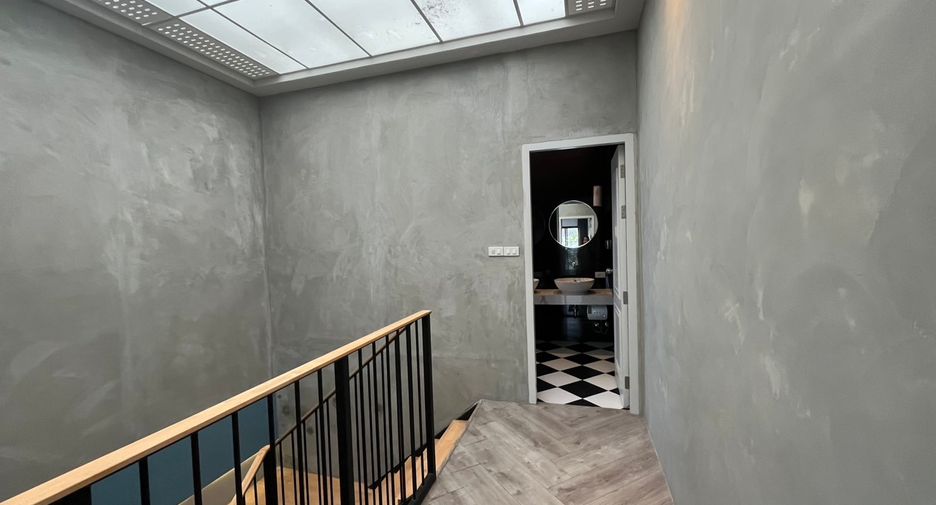 For rent 3 bedrooms townhouse in Watthana, Bangkok