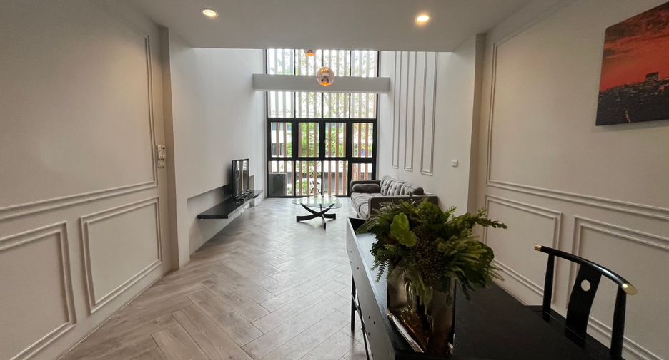 For rent 3 bedrooms townhouse in Watthana, Bangkok