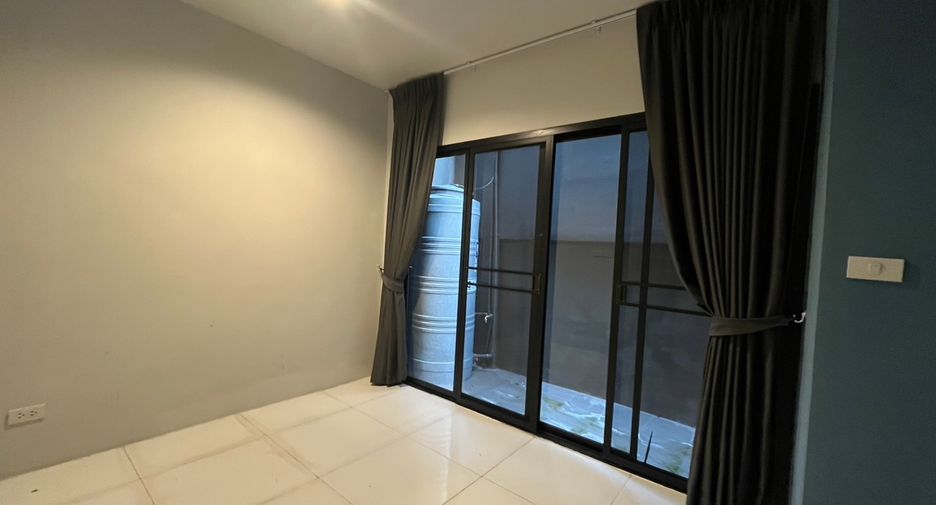 For rent 3 bedrooms townhouse in Watthana, Bangkok