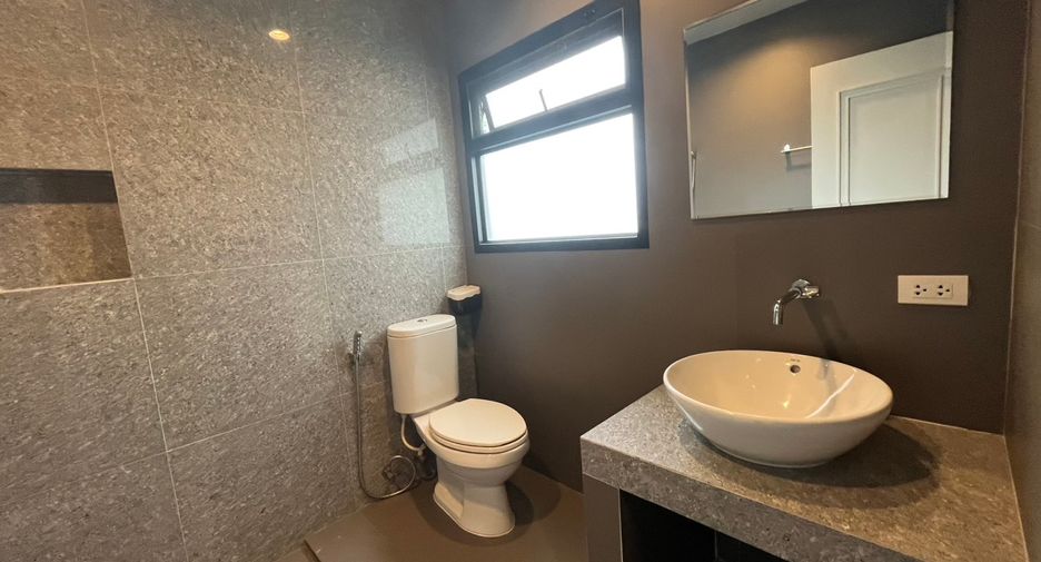 For rent 3 bedrooms townhouse in Watthana, Bangkok