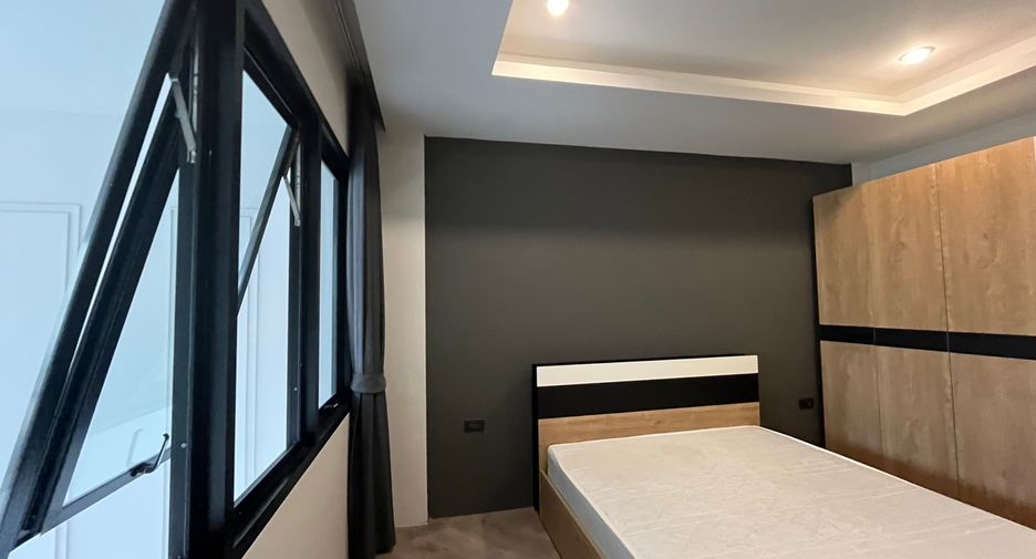 For rent 3 bedrooms townhouse in Watthana, Bangkok