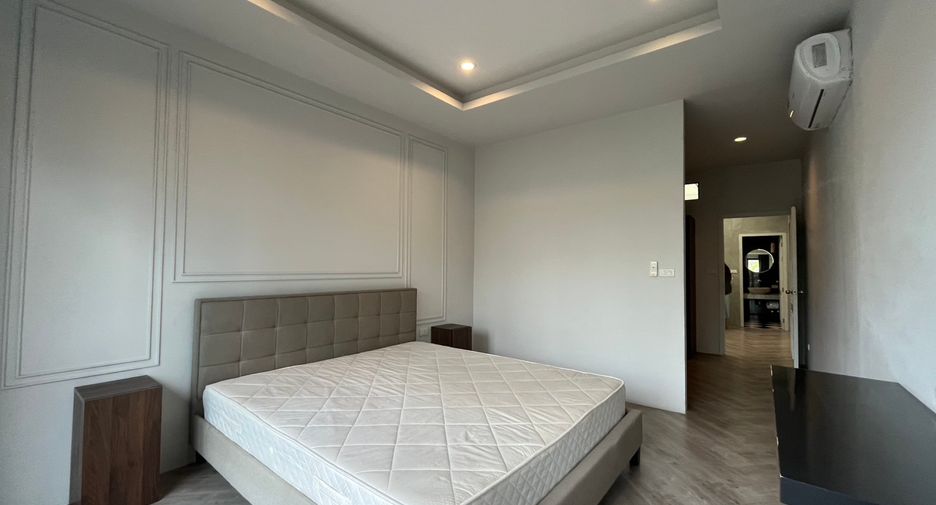 For rent 3 bedrooms townhouse in Watthana, Bangkok