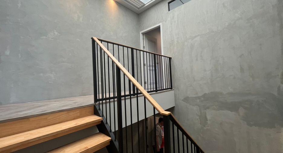 For rent 3 bedrooms townhouse in Watthana, Bangkok