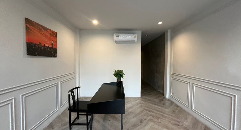 For rent 3 bedrooms townhouse in Watthana, Bangkok