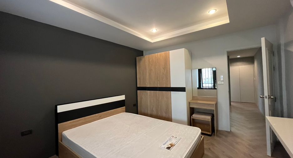 For rent 3 bedrooms townhouse in Watthana, Bangkok