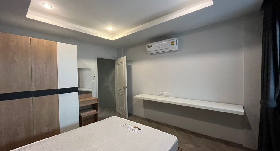 For rent 3 bedrooms townhouse in Watthana, Bangkok