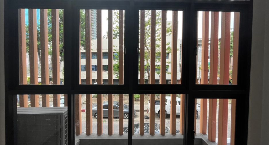 For rent 3 bedrooms townhouse in Watthana, Bangkok