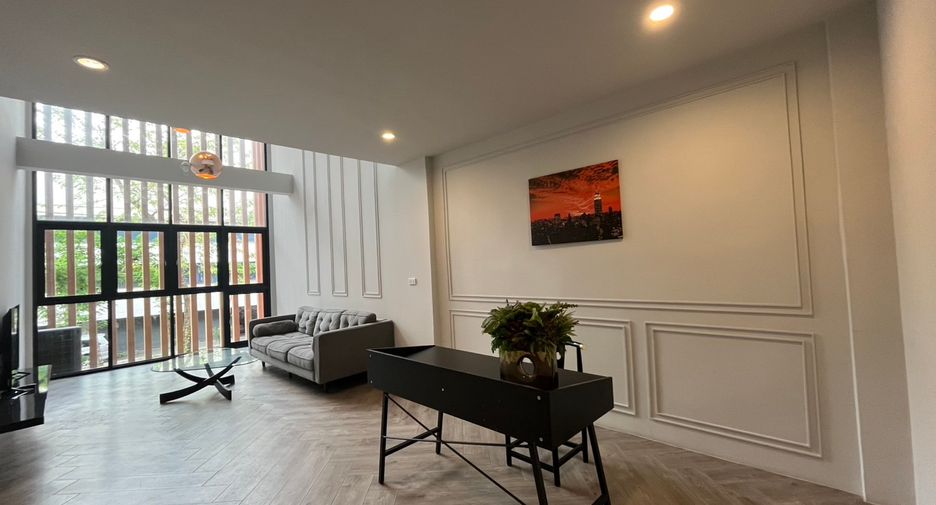 For rent 3 bedrooms townhouse in Watthana, Bangkok