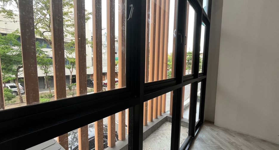 For rent 3 bedrooms townhouse in Watthana, Bangkok