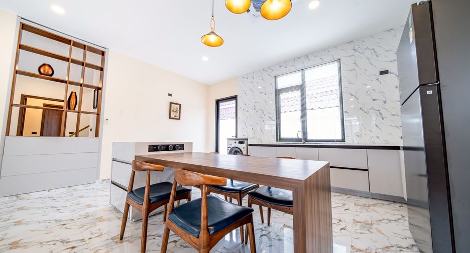 Casa en venta de 7 habitaciones en Bang Lamung, Chonburi