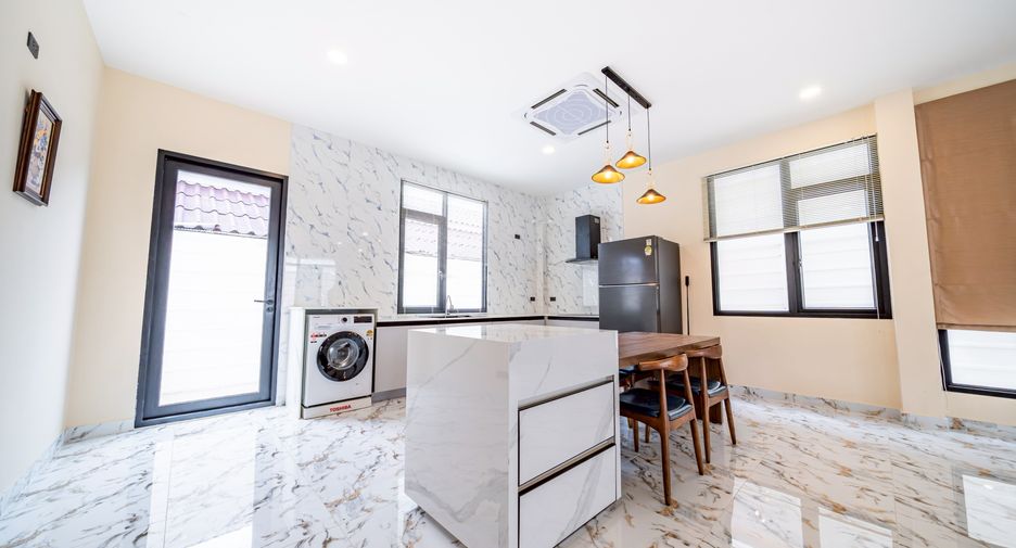 Casa en venta de 7 habitaciones en Bang Lamung, Chonburi