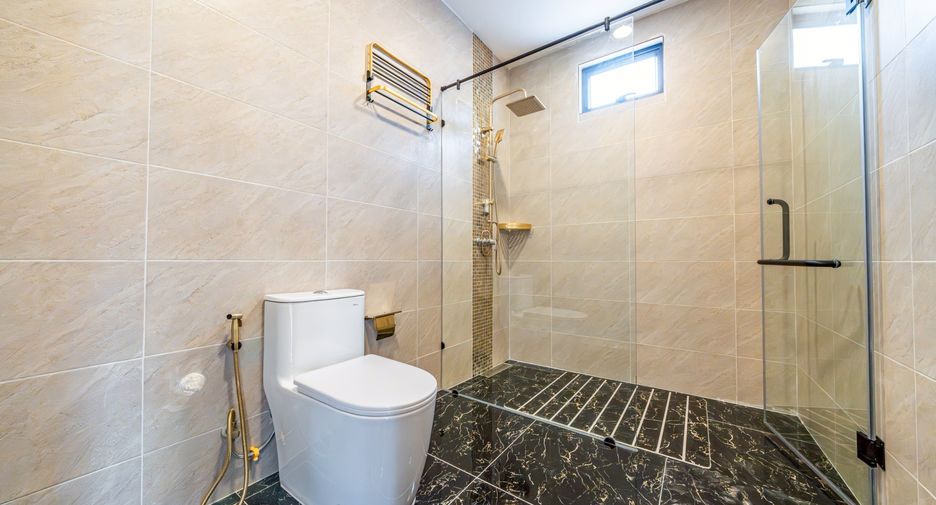 Casa en venta de 7 habitaciones en Bang Lamung, Chonburi