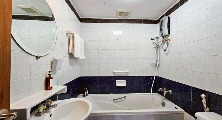 For rent 2 bedrooms condo in Watthana, Bangkok