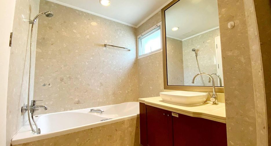 For rent 2 bedrooms condo in Pathum Wan, Bangkok