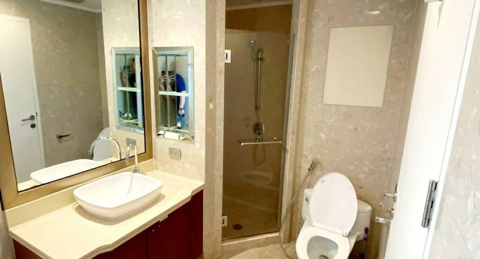 For rent 2 bedrooms condo in Pathum Wan, Bangkok