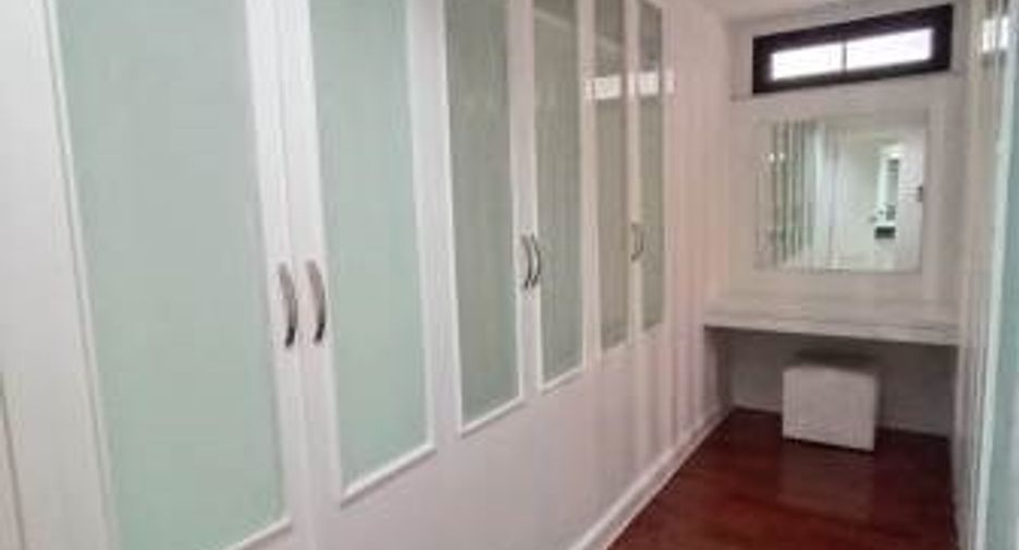 For rent 3 bedrooms condo in Khlong Toei, Bangkok
