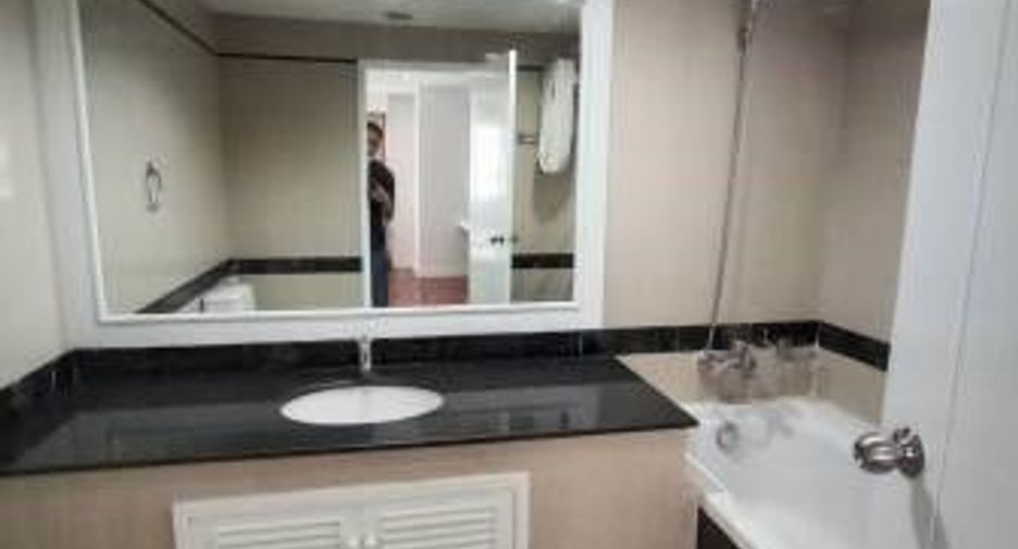 For rent 3 bedrooms condo in Khlong Toei, Bangkok