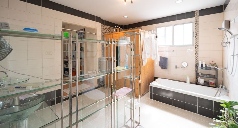 For sale 4 bedrooms house in Bang Lamung, Chonburi