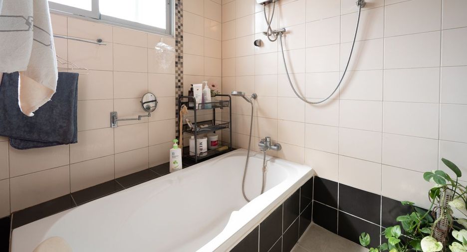 For sale 4 bedrooms house in Bang Lamung, Chonburi
