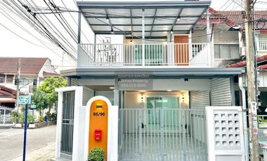 For sale 3 bedrooms townhouse in Mueang Nonthaburi, Nonthaburi