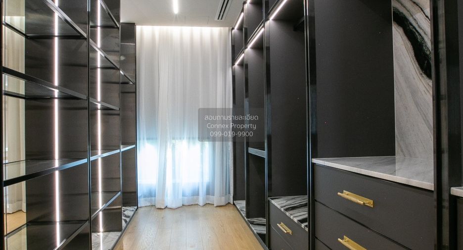 For sale 4 bedrooms townhouse in Watthana, Bangkok
