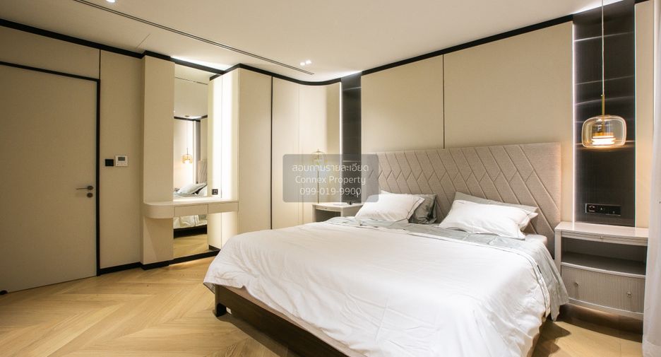 For sale 4 bedrooms townhouse in Watthana, Bangkok
