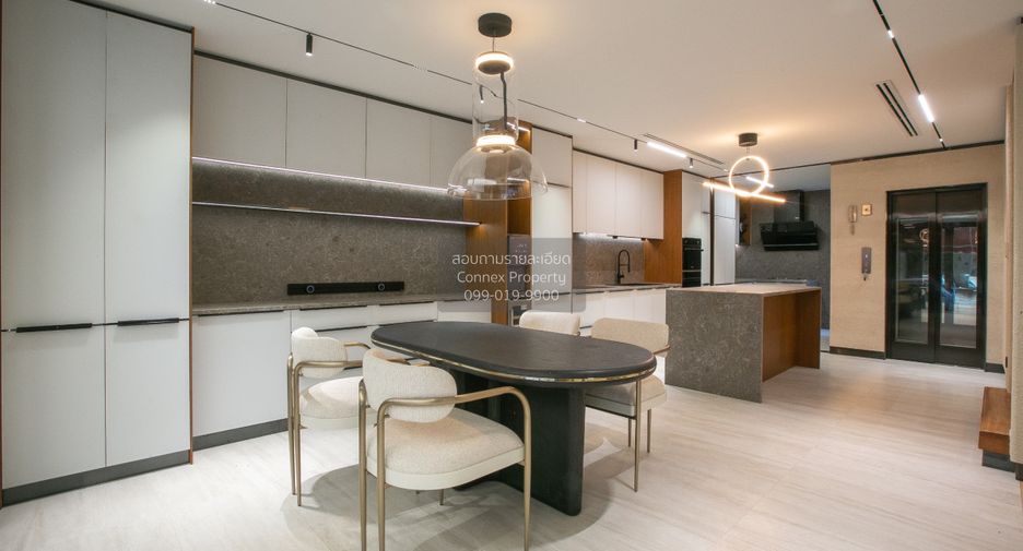 For sale 4 bedrooms townhouse in Watthana, Bangkok