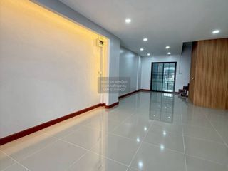 À vendre 3 chambres maison de ville à Bang Bua Thong, Nonthaburi