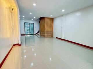 À vendre 3 chambres maison de ville à Bang Bua Thong, Nonthaburi