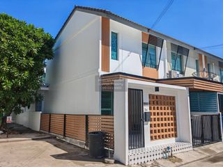 À vendre 3 chambres maison de ville à Bang Phli, Samut Prakan