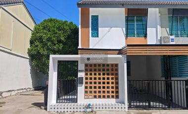 Casa adosada en venta de 3 habitaciones en Bang Phli, Samut Prakan