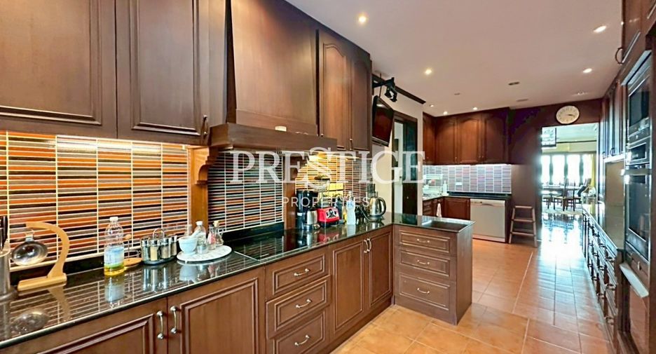 For sale 5 bedrooms house in Mueang Nonthaburi, Nonthaburi