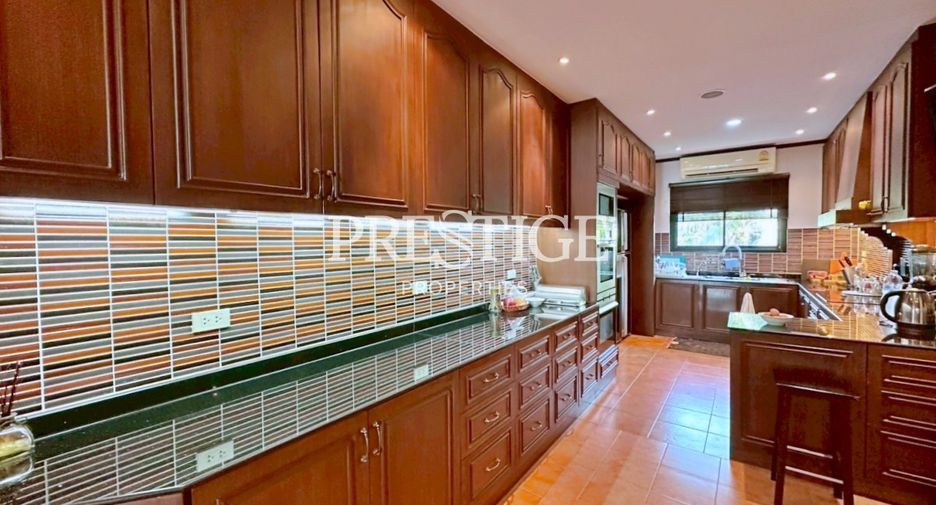 For sale 5 bedrooms house in Mueang Nonthaburi, Nonthaburi