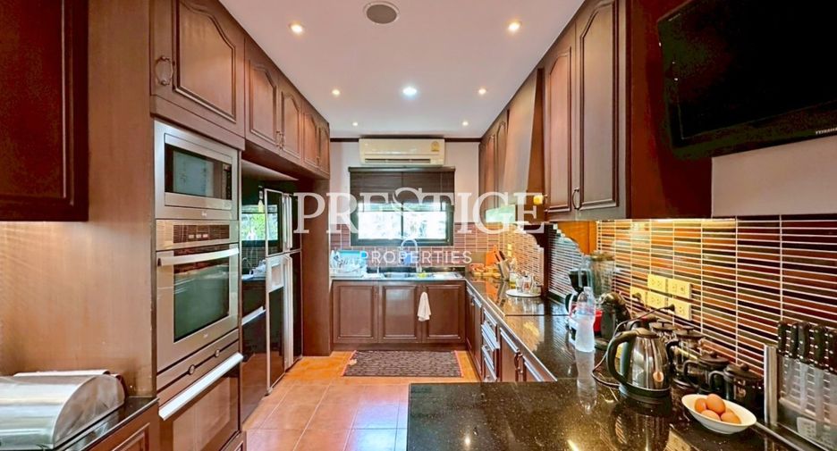 For sale 5 bedrooms house in Mueang Nonthaburi, Nonthaburi