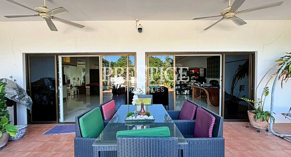 For sale 4 bedrooms house in East Pattaya, Pattaya