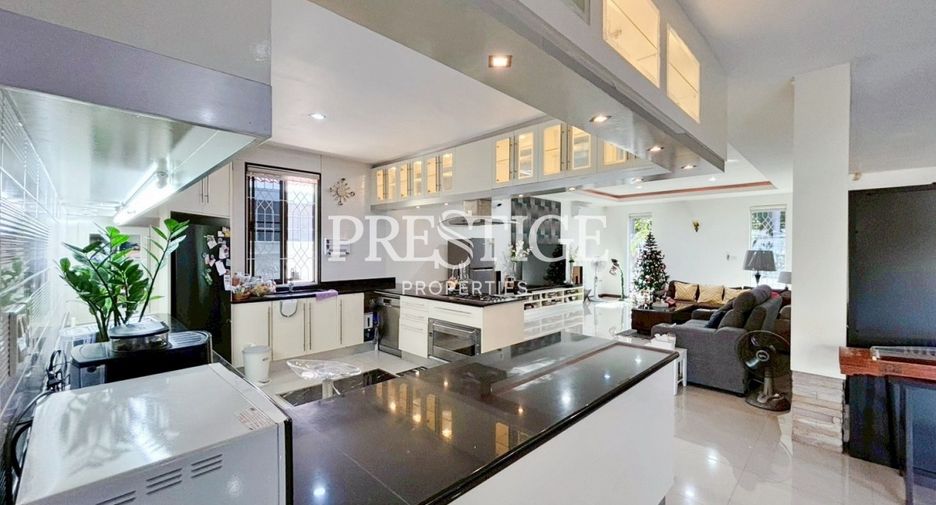 For sale 4 bedrooms house in East Pattaya, Pattaya