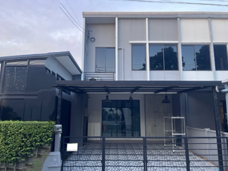 For rent 5 bedrooms townhouse in Saphan Sung, Bangkok