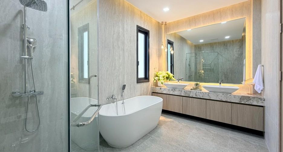 Casa en venta de 5 habitaciones en Bang Lamung, Chonburi