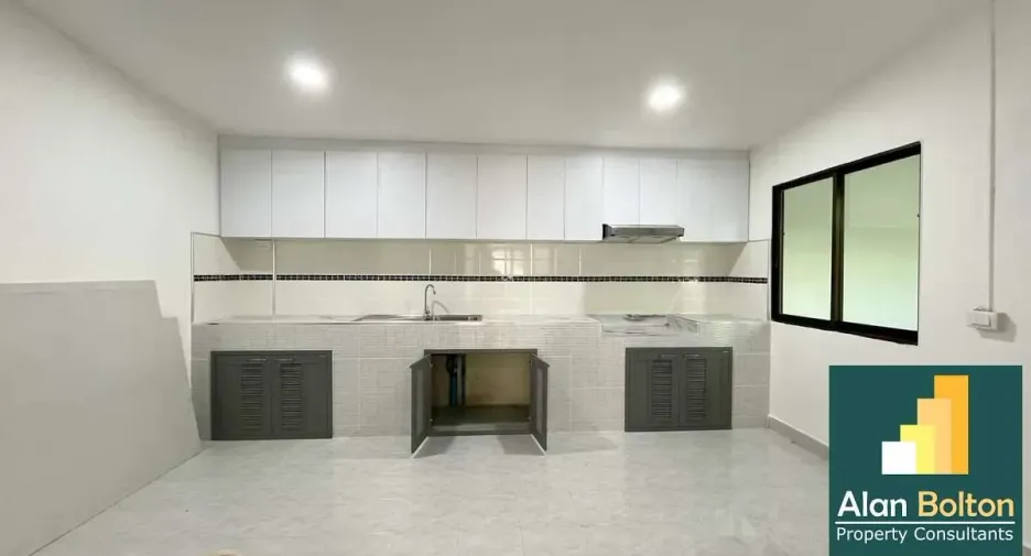 Casa adosada en venta de 3 habitaciones en Bang Lamung, Chonburi