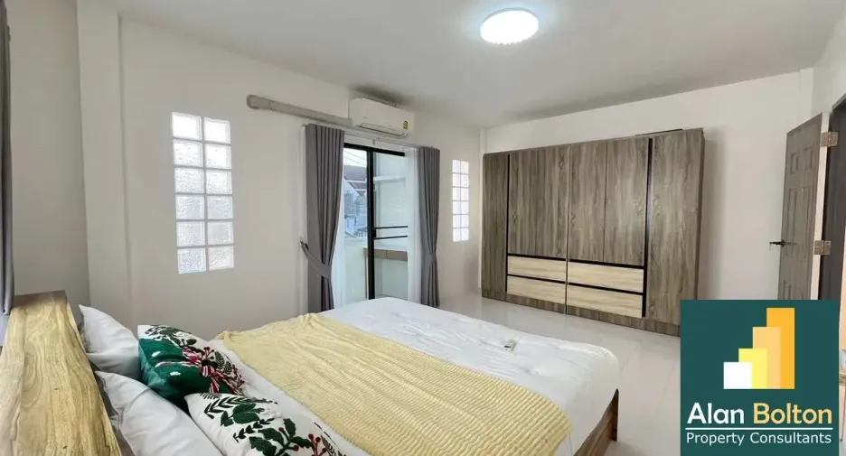 Casa adosada en venta de 3 habitaciones en Bang Lamung, Chonburi