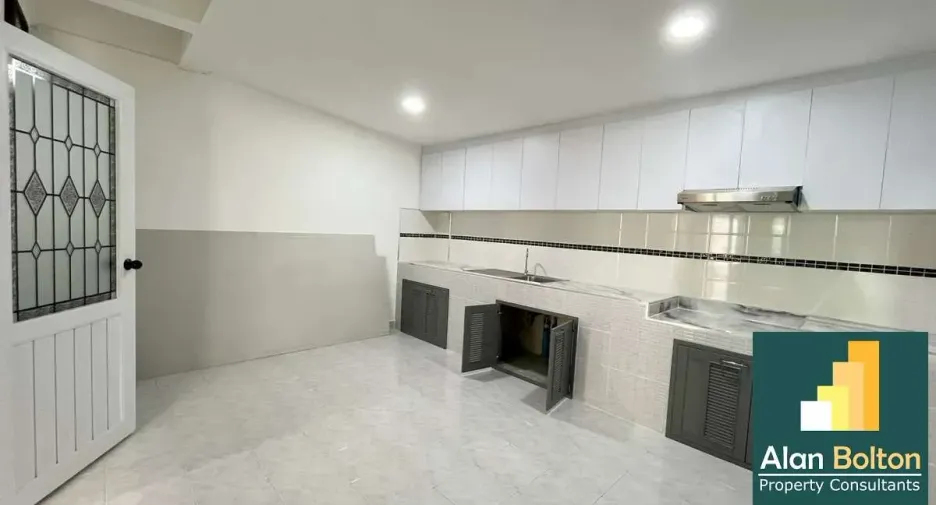 Casa adosada en venta de 3 habitaciones en Bang Lamung, Chonburi