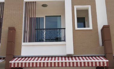 Casa adosada en venta de 3 habitaciones en Phra Pradaeng, Samut Prakan